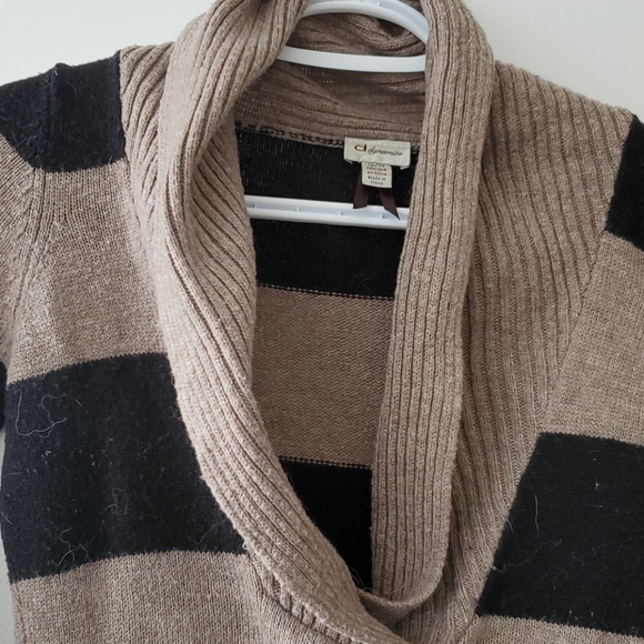 Sweater - Picture 3 of 3